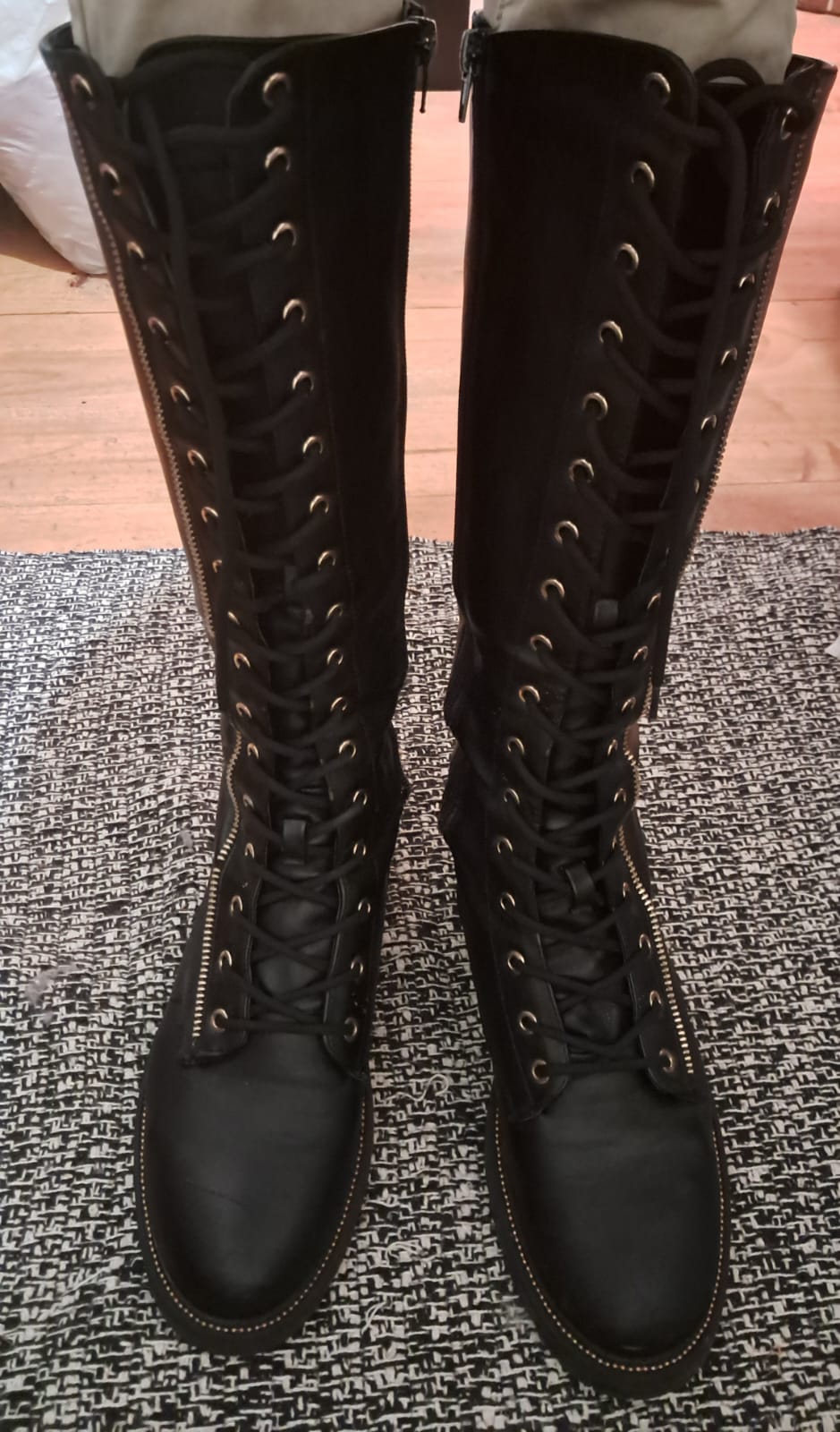 Claudia Ghizzani High Lace Boots with side zip