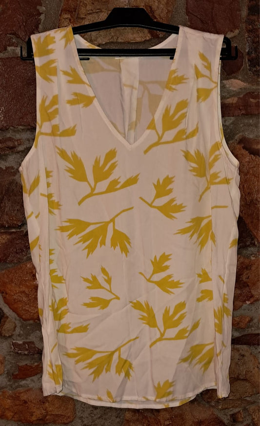 Rare Earth Low V Neck Sleeveless Blouse